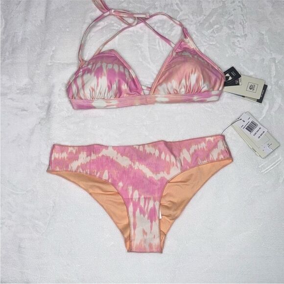 RIP CURL CLASSIC SURF ECO CROSSBACK TRI BIKINI TOP & CHEEKY BIKINI BOTTOM
Medium - Picture 4 of 10